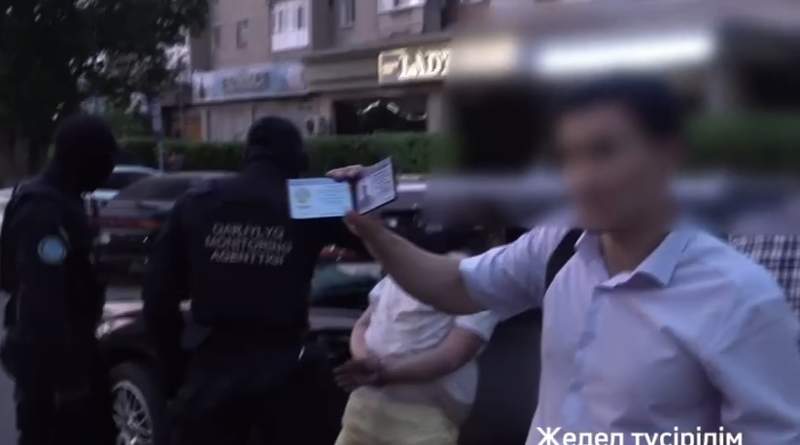 Астанада кәсіпкерлерді заңсыз сыйақы беруге мәжбүрлеген алаяқ ұсталды