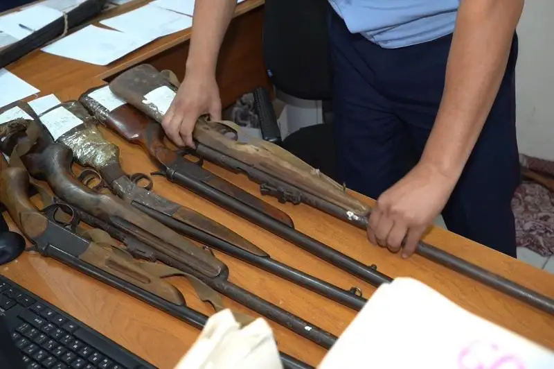 Атырау: Тіркеу ережелерін бұзған 100-ге қару тәркіленді.