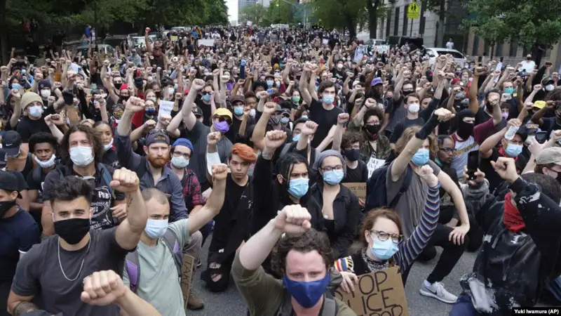 Флойд өліміне байланысты 4 полиция өкіліне айып тағылды