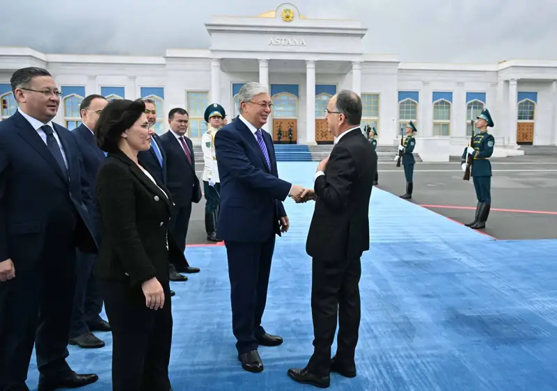  Қасым-Жомарт Тоқаев Албания Президенті Байрам Бегайды әуежайдан шығарып салып, жылы қоштасты