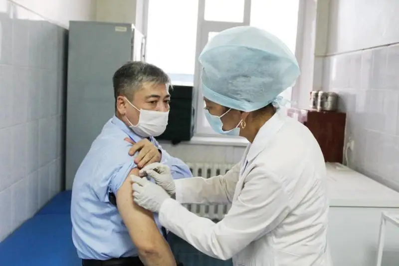 Аудан әкімдері вакцина салдырды