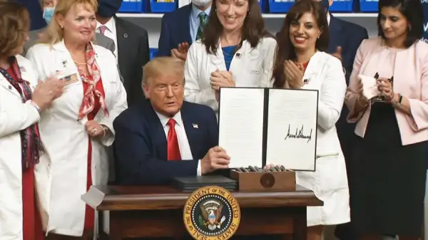 АҚШ-та дәрі-дәрмек бағасын арзандататын төрт жарлыққа қол қойылды