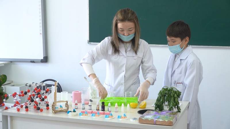 Атырауда мектеп мұғалімі экологиялық таза сабын жасады