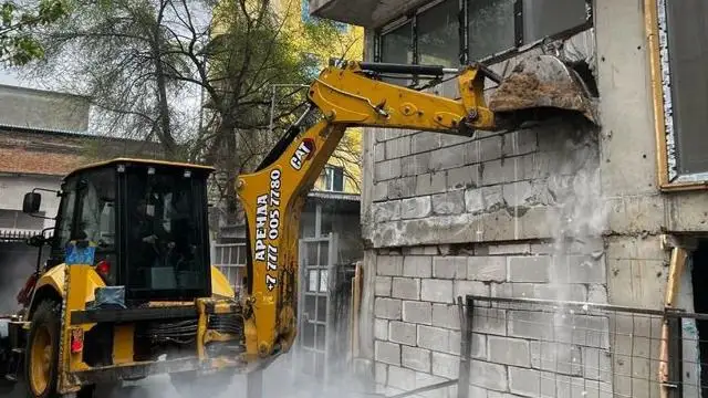 Алматыда тұрғын үйге қосалқы салынған құрылыс нысаны сүріледі
