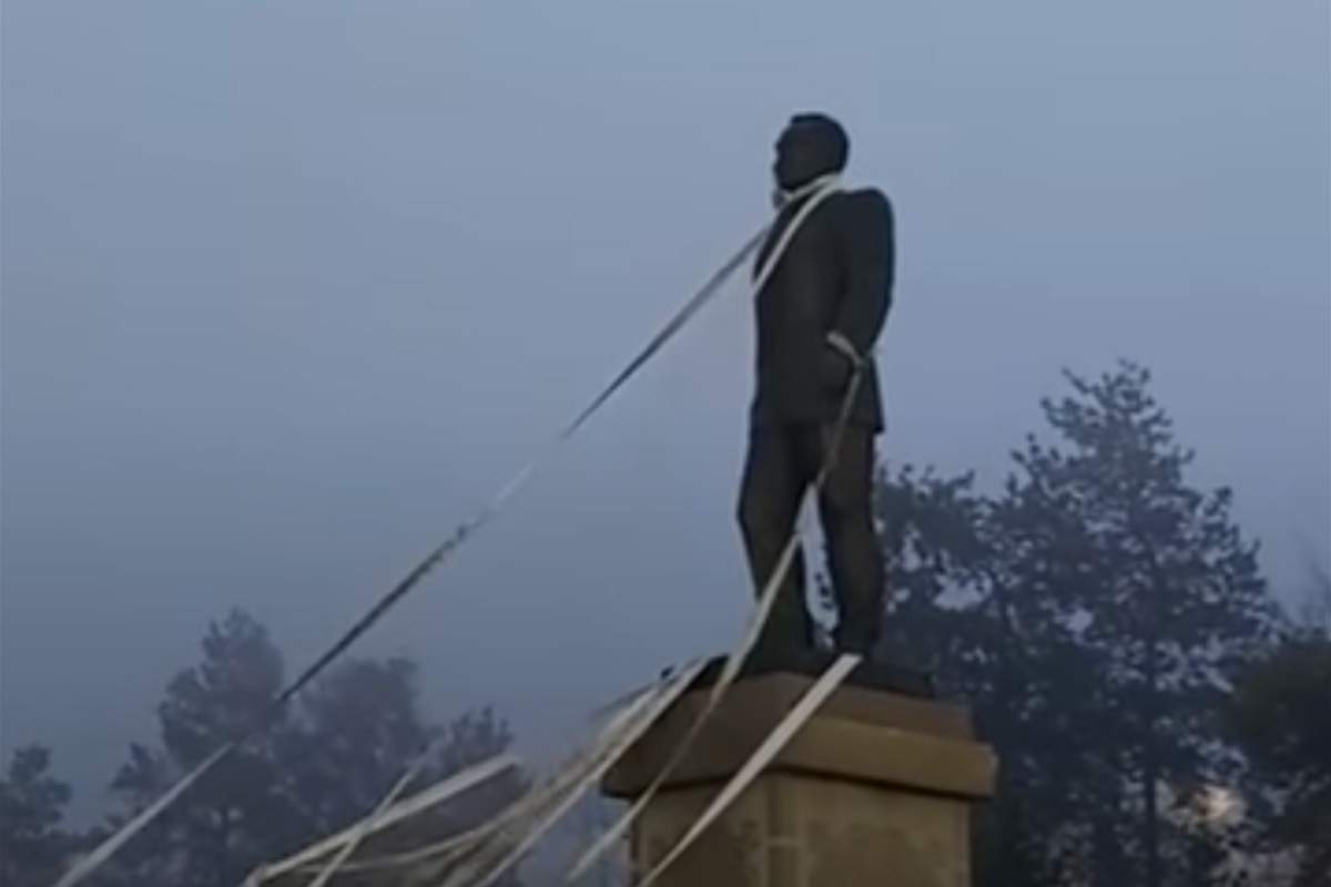 Талдықорғанда Назарбаевтың ескерткішін құлатқан жігіт қудаланып жатыр