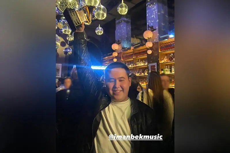 Иманбек Зейкенов Grammy мүсіншесін  7 айдан соң алды