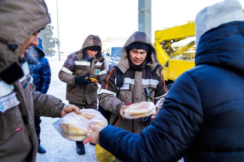 Ыстық ас, тегін такси: Елордалық мешіттер қайырымдылық науқанын ұйымдастырды