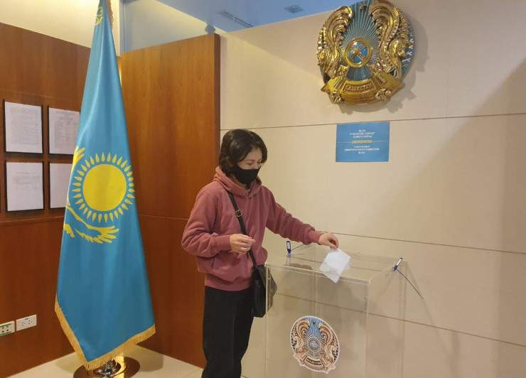 Мәжіліс және мәслихат депутаттарына дауыс беру басталды