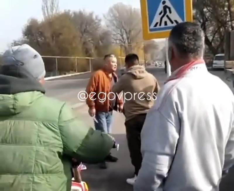 Еңбекшіқазақ ауданындағы кірпіш зауытының басшысы тұрғындарға пышақ ала жүгірді (видео)