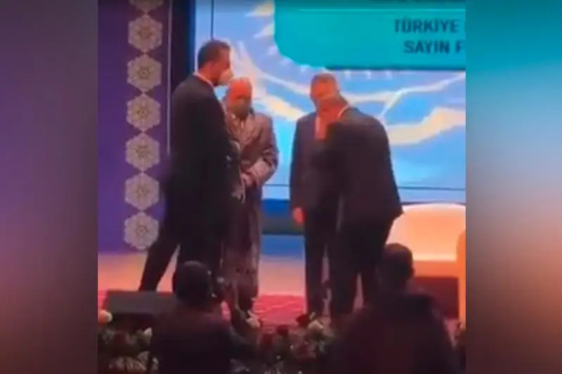 Желіде Шөкеев киген шапан талқыланып жатыр