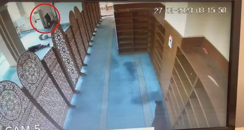 Астаналық ер адам мешіттен телефон ұрлап кеткен