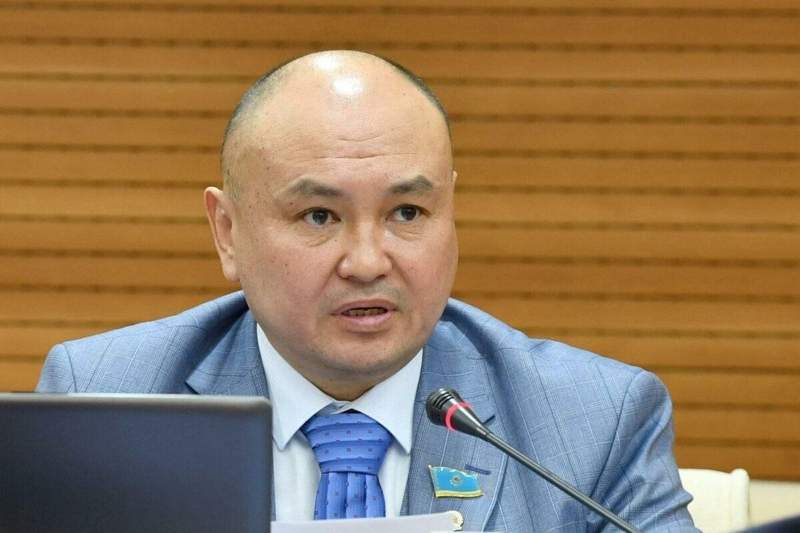 Тікелей эфирде түкірген депутат «халық өзін қолдап жатқанын» айтты