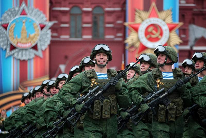 Ресейдің 28 қаласында парад өтіп жатыр 