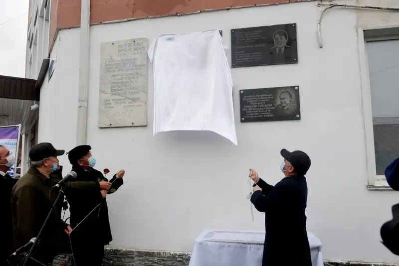 Павлодарда Saryarqa samaly газетінің алғашқы редакторына тағзым тақта ашылды