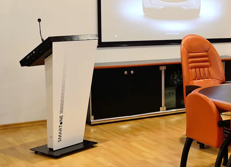 Дипломат конференцияда сөз сөйлеп тұрған жерінде қайтыс болды (видео)