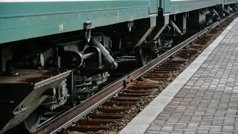 Балқашта вагон жөндеушінің екі аяғын пойыз басып кетті