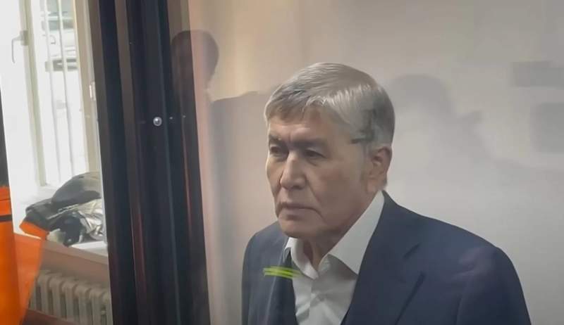 Алмазбек Атамбаев сот отырысында шу шығарды