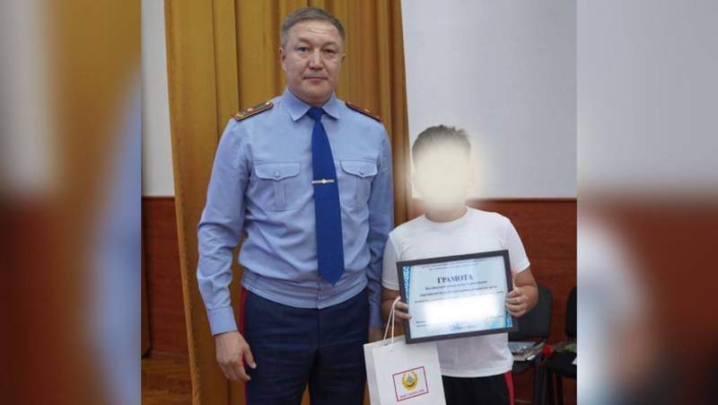 Қостанайда тонау қылмысын жасаған күдіктіні ұстауға көмектескен оқушылар марапатталды