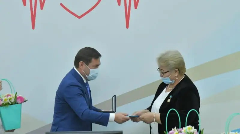 Әйтенов медицина қызметкерлерін марапаттады