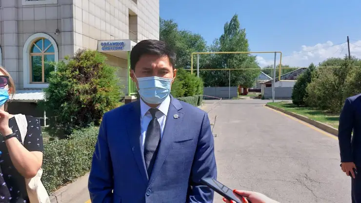 Алатау ауданының әкімі: Журналистен кешірім сұраудан қашпаймын 