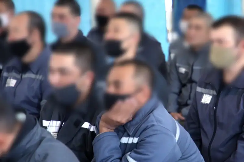 Теологтар түрмедегілермен кездесті