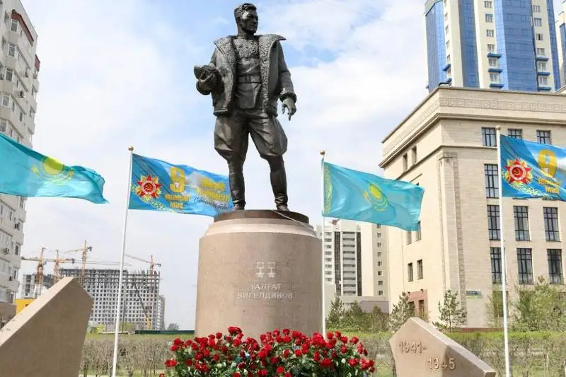 Елордада аты аңызға айналған ұшқыш Талғат Бигелдиновке ескерткіш орнатылды