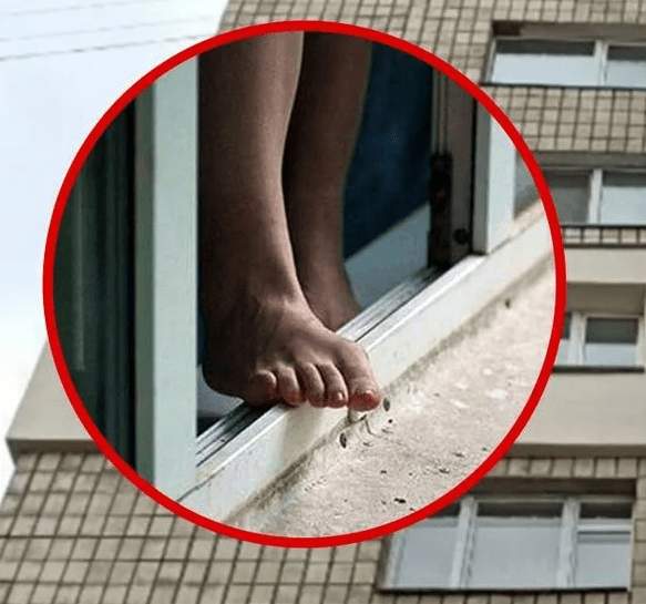 Алматыда тағы бір әйел көпқабатты үйдің терезесінен секіріп кетті  