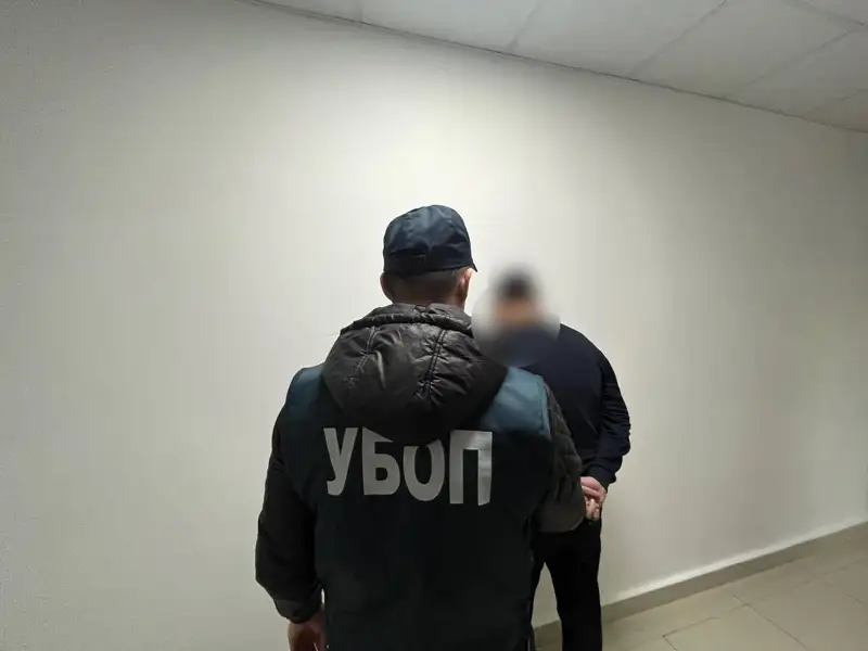 Интернетте өзін бойжеткен ретінде таныстырған ер адам ақша бопсалаумен айналысқан