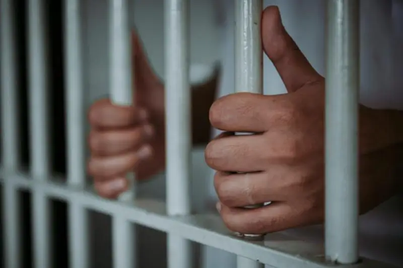 Дүкендер 20 күнге жабылады деп жүрген кім?