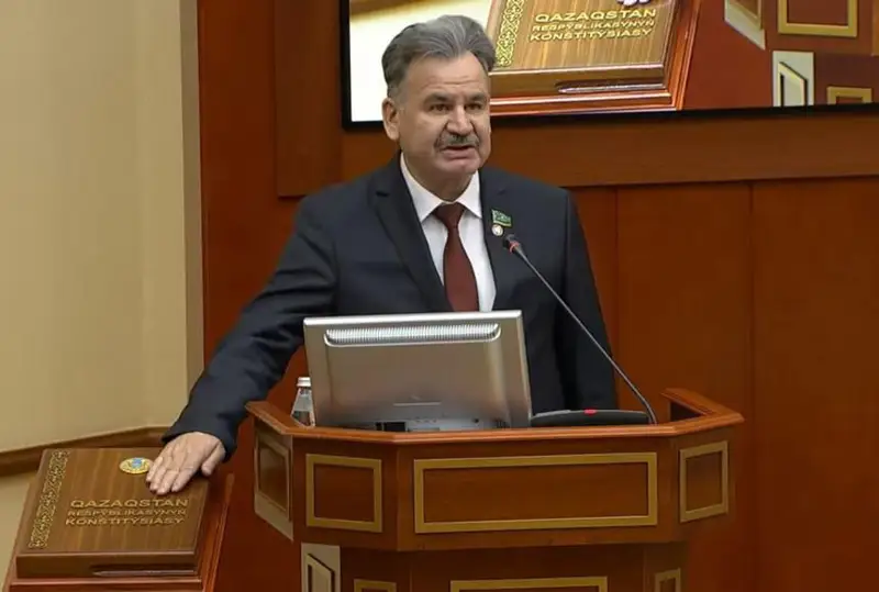 Дмитрий Легкий Мәжіліс депутаты ретінде ант берді