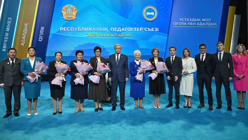Мемлекет басшысы бірқатар мұғалімге «Қазақстанның еңбек сіңірген ұстазы» құрметті атағын берді