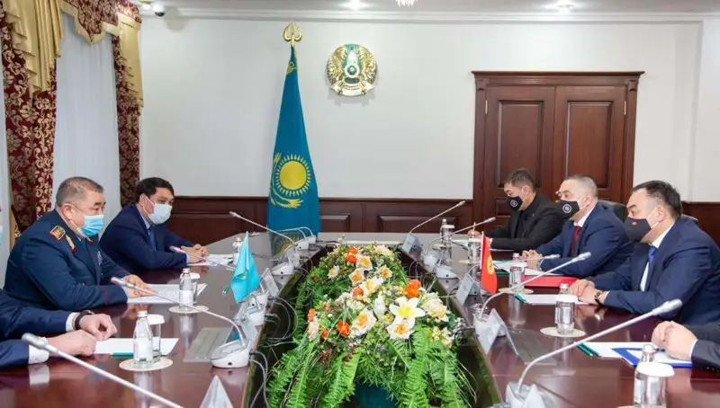 Қазақстанның ішкі істер министрі қырғыз әріптесімен кездесті 