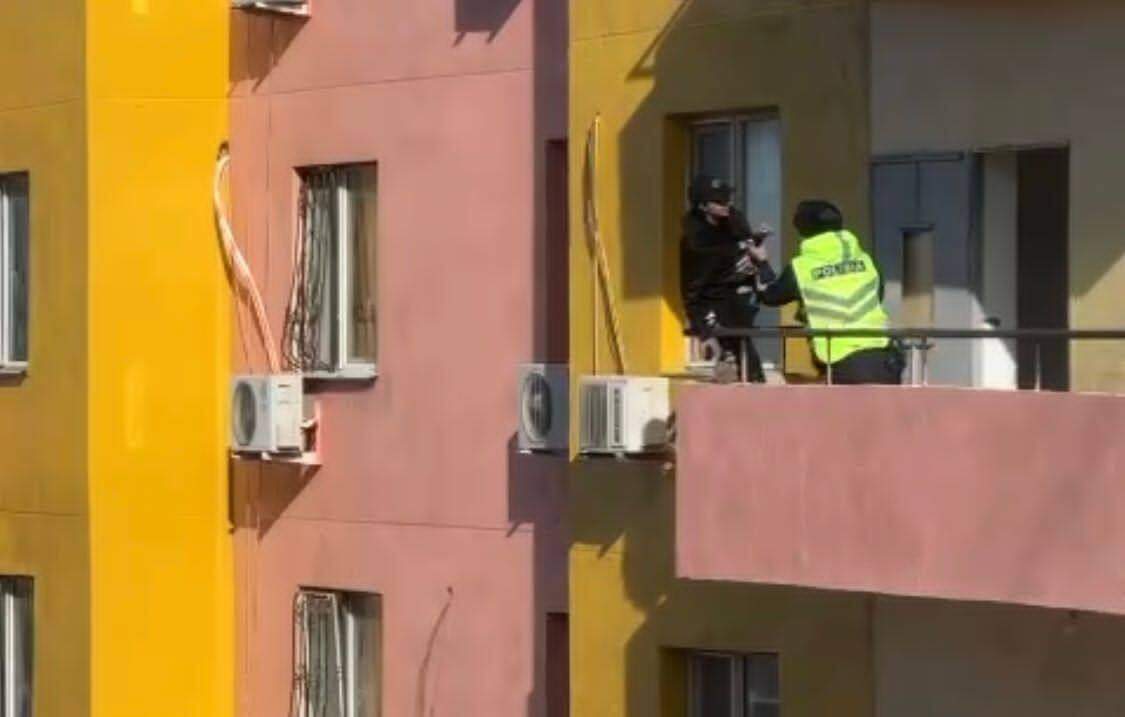 Атыраулық полицейлер 15-қабаттан секірмек болған тұрғынды құтқарып қалды