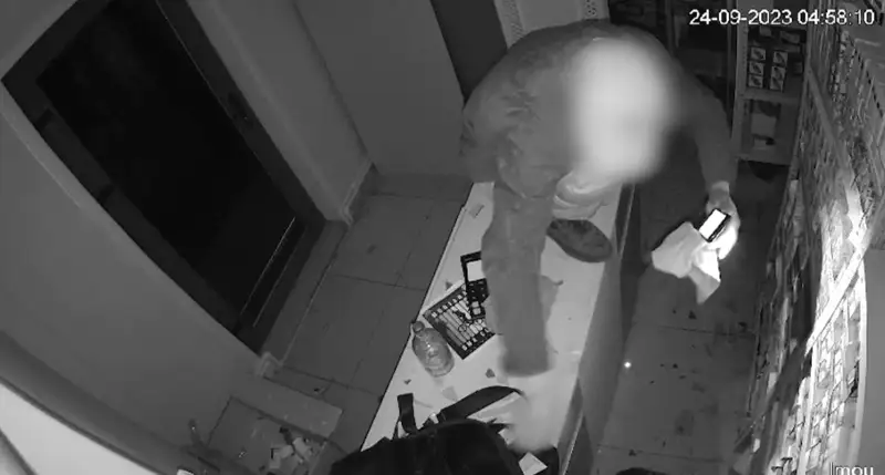 Көкшетауда дүкеннің терезесін бұзып кірген ұры бейнебақылау камераларына түсіп қалды