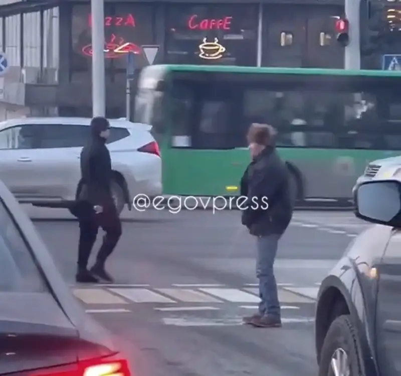 Алматыда бағдаршамнан өтіп бара жатқан ер адам жол ортасында дәрет сындырды (видео)