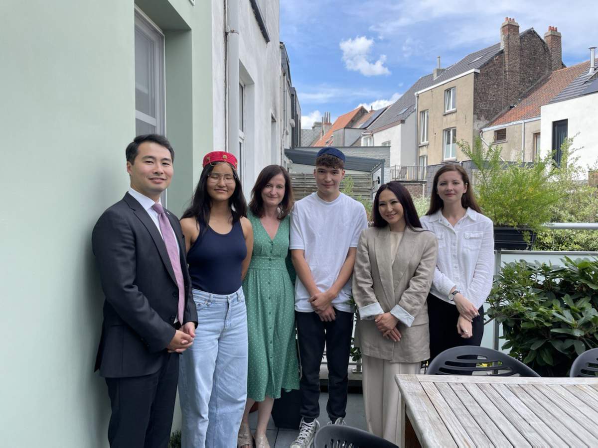 Қыз шешініп, жыныстық қатынасқа түсетін порно