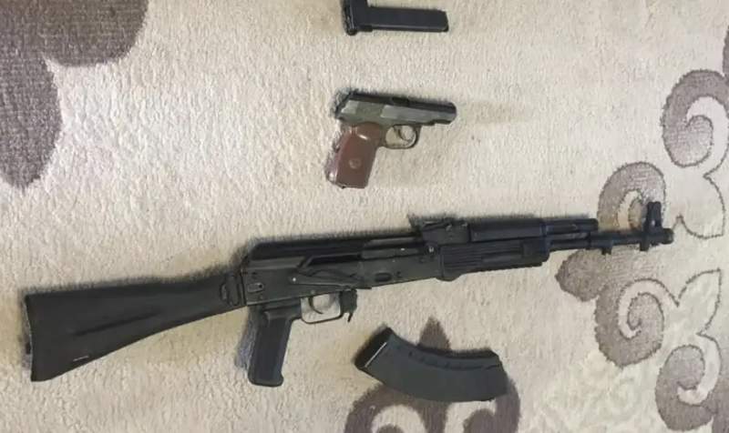 Орал тұрғыны жатын бөлмесінде автомат пен екі тапанша сақтаған