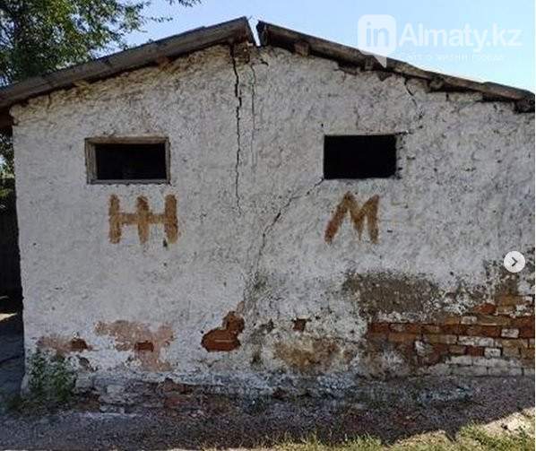 Директор дәретхананың кілтін қалтасына салып алған