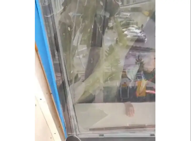 Астанада зейнеткер әже терезе жуып жүрген альпинисті ұры екен деп ойлап, арқанын кесіп тастаған (видео)