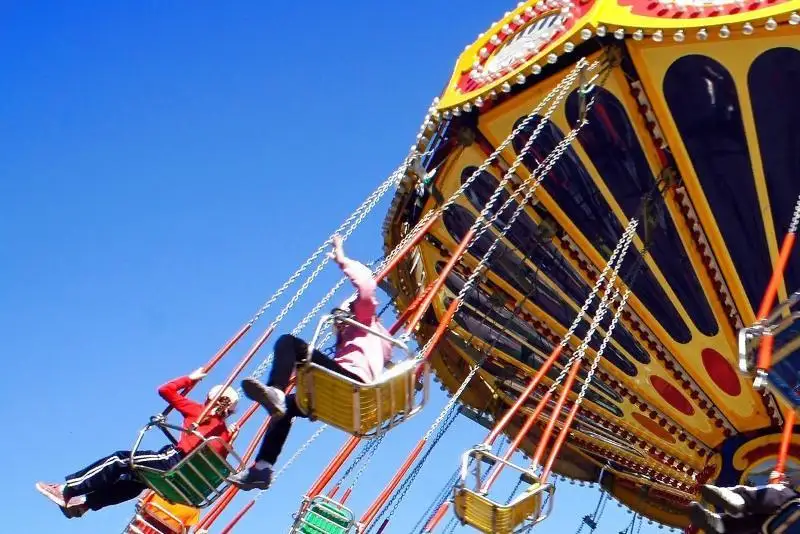 Аттракционнан 8 бала құлап кетті