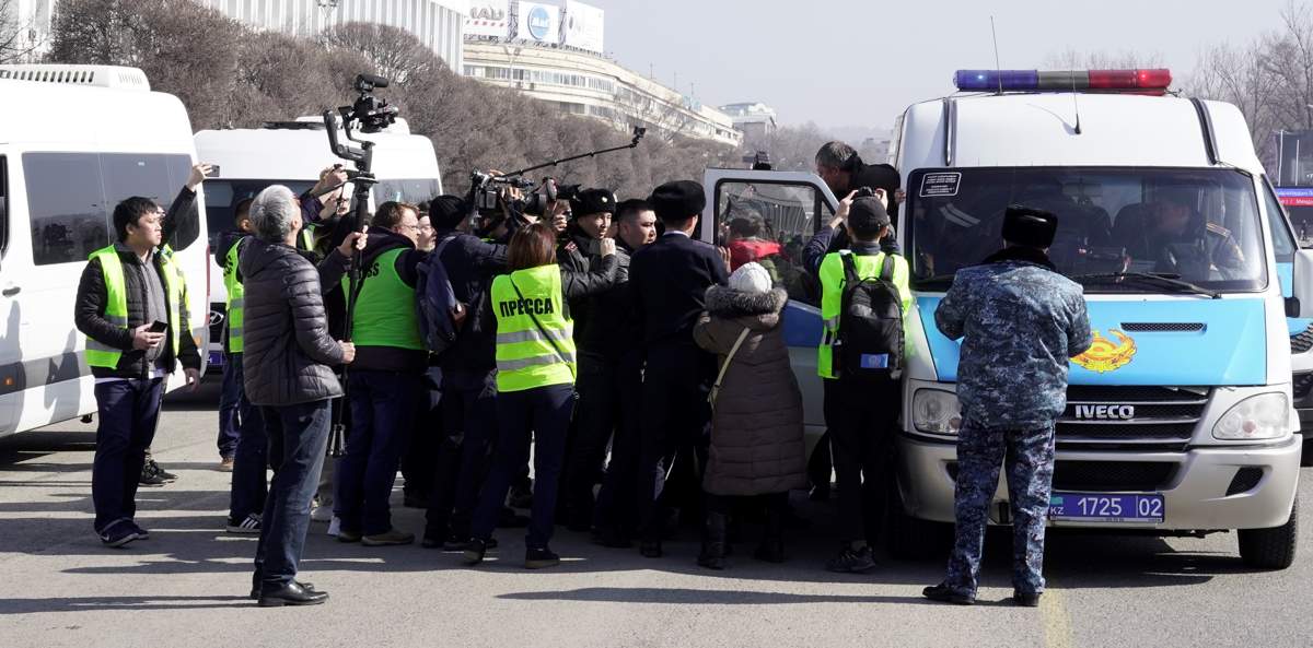 Бейбіт жиын туралы заң жобасы: карантинге қарамаған асығыстықтың сыры неде?