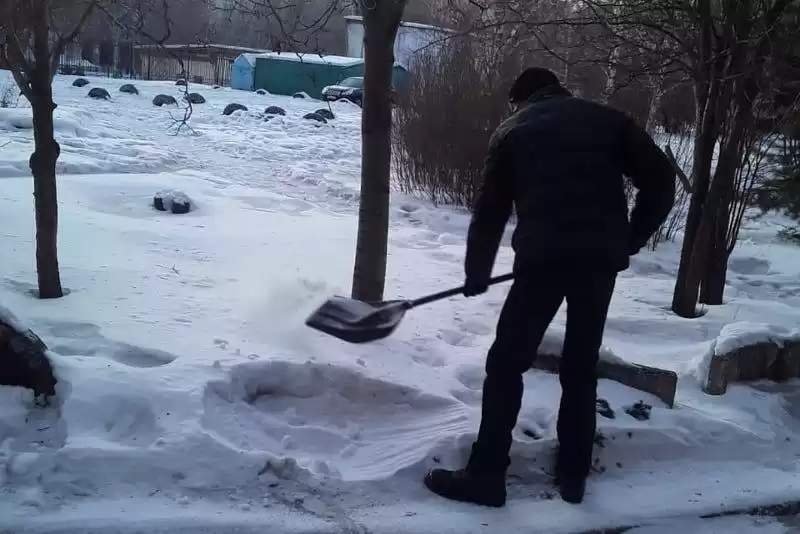 Өскемен тұрғыны бұрынғы әйелін боқтағаны үшін көшеде қар күреп жүр