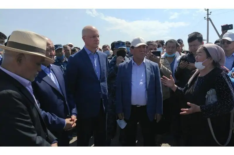 Роман Скляр су басқан ауыл тұрғындарымен кездесті 