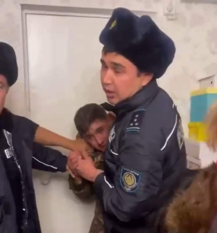 Жамбылда әскери киімдегі ер адам үйлерге кіріп, адамдарды жарақаттаған (видео)