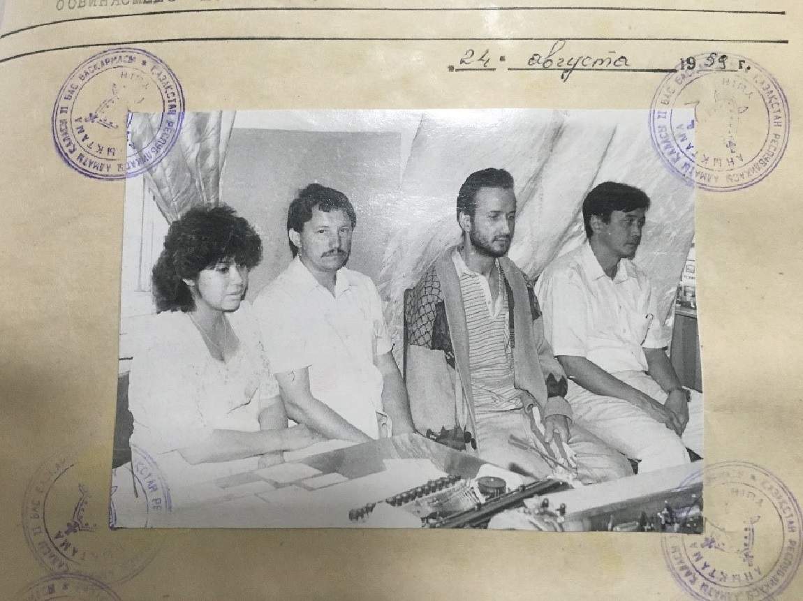 Бір қыз жігіттің жамбасына зейін қояды