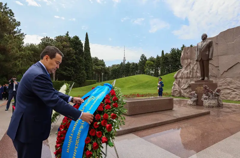 Әлихан Смайылов Бакуде Гейдар Әлиевтің бейітіне гүл шоқтарын қойды