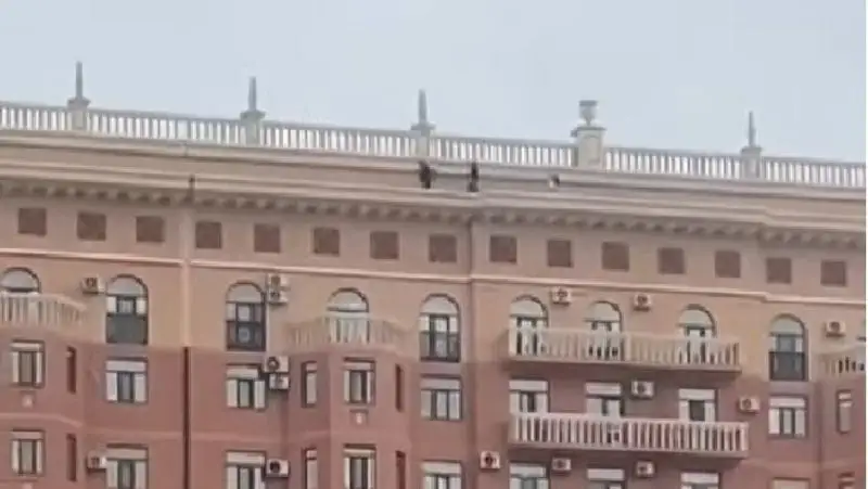Ақтауда 14 қабатты тұрғын үйдің шатырында балалар жүгіріп ойнаған