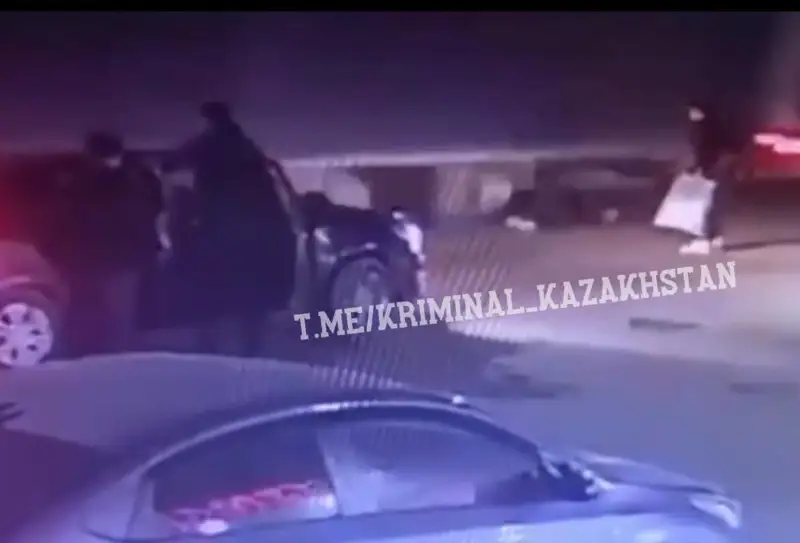 «Алтын Орда» базарының маңында ер адамды жүк көлігінің астына итеріп жіберген әйел ұсталды