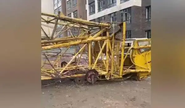 Елордада қатты желден кран құлады