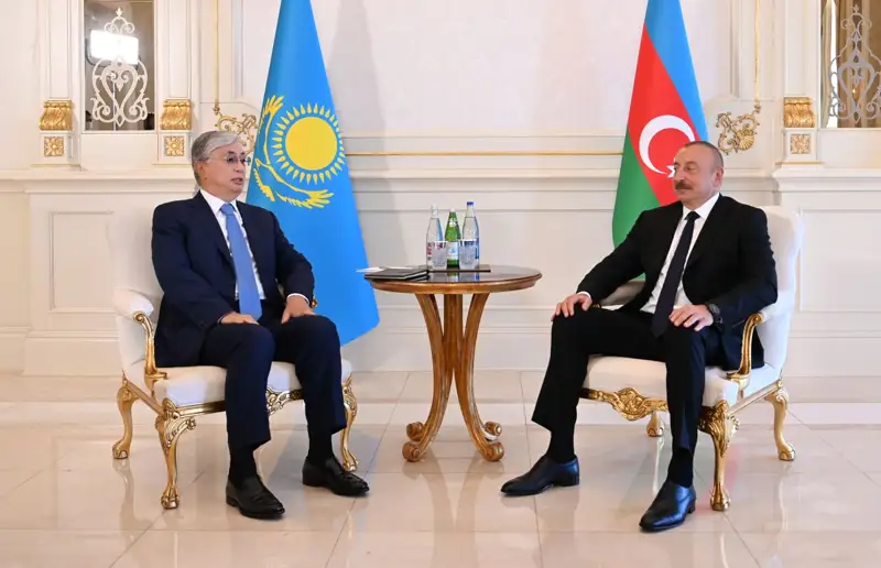 Тоқаев Әзербайжан Президенті Ильхам Әлиевпен кездесті